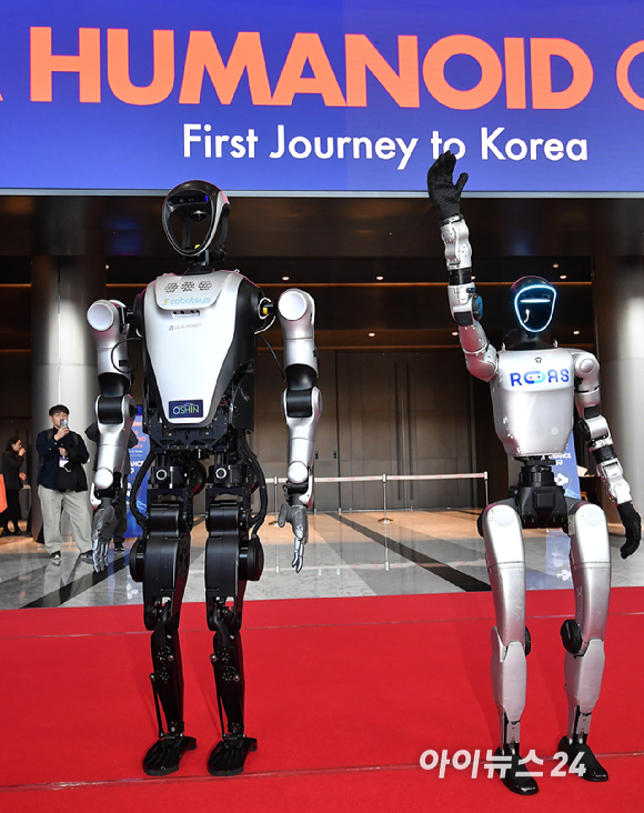 4일 오전 서울 강남구 코엑스에서 열린 2026 스마트공장&middot;자동화산업전(AW2026)에서 유니트리 g1, 레쥬 코아보 4프로가 시연을 하고 있다. [사진=곽영래 기자]