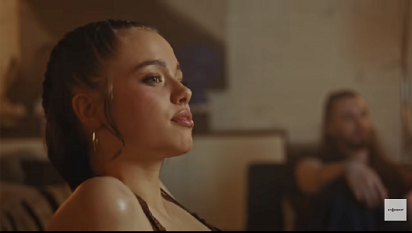 우주소녀 다영 뮤직비디오 티저 영상에 등장한 샤일로 졸리. [사진=유튜브 채널 STARSHIP 및 임다영 DAYOUNG IM 영상 캡처]