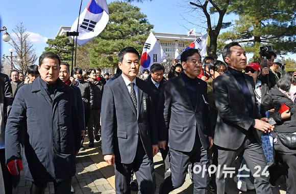 국민의힘 장동혁 대표와 의원들이 3일 서울 여의도 국회에서 '사법독립 헌정수호를 위한 대국민 호소 국민대장정 규탄대회' 출정식을 마치고 청와대로 향하고 있다. [사진=곽영래 기자]