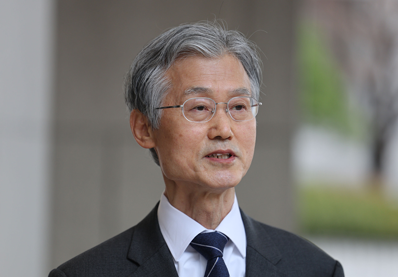 조희대 대법원장이 3일 서울 서초구 대법원으로 출근하며 취재진 질문에 답하고 있다. 2026.3.3 [사진=연합뉴스]