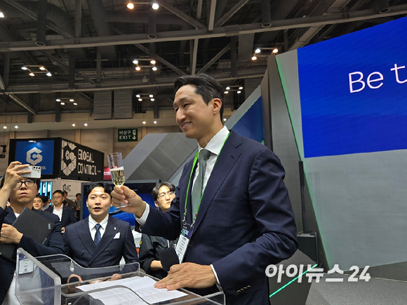 정기선 HD현대 수석부회장이 28일 부산 벡스코에서 진행된 '국제해양방위산업전(MADEX) 2025'에 참석해 발언하고 있다. [사진=최란 기자]