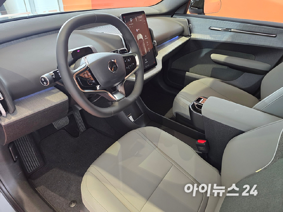 볼보 'EX30 크로스컨트리(CC)' 정측면. [사진=김종성 기자]