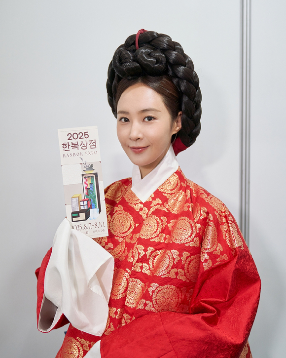 권유리가 '2025 한복상점' 개막식 패션쇼의 피날레 무대를 장식했다. [사진=SM엔터테인먼트]