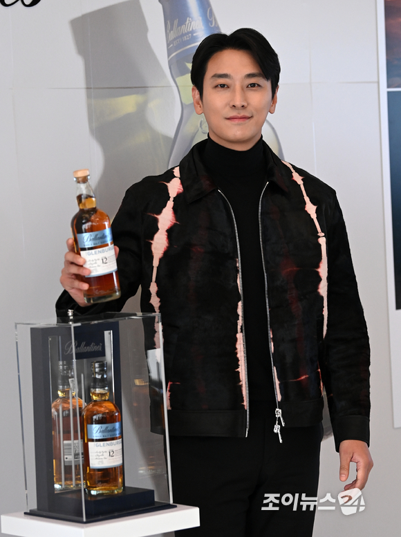 배우 주지훈이 12일 오후 서울 용산 드래곤시티 호텔에서 열린 스카치 위스키 브랜드 발렌타인 '우리가 깊어지는 시간(Time Well Spent)' 글로벌 캠페인 론칭 행사에 참석해 포즈를 취하고 있다. [사진=김성진 기자]
