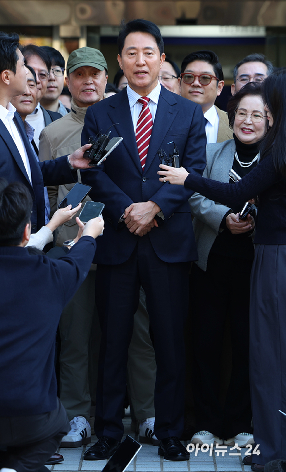 명태균 여론조사비 대납 의혹으로 재판에 넘겨진 오세훈 서울시장이 23일 오후 서울 서초구 서울고등법원에서 열린 정치자금법 위반 혐의 항소심 선고기일에서 무죄 판결을 받고 관련 입장을 밝히고 있다. [사진=곽영래 기자]