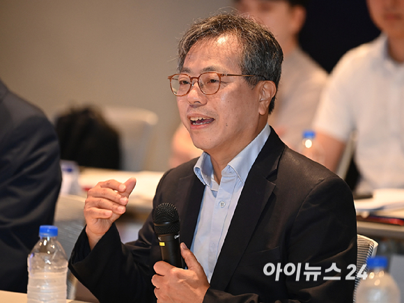 장병탁 서울대 AI연구원장이 27일 오전 서울시 관악구 서울대에서 열린 K휴머노이드연합 창립총회에서 인사말을 하고 있다. [사진=곽영래 기자]