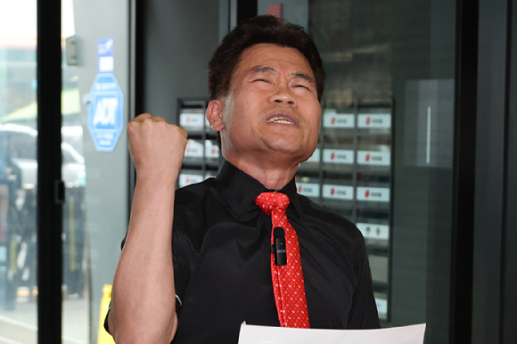 징계 착수에 항의하는 전한길 씨. [사진=연합뉴스]