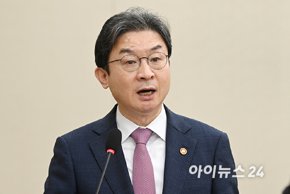 이억원 금융위원장이 29일 서울 여의도 국회에서 열린 정무위원회 전체회의에서 업무 보고를 하고 있다. [사진=곽영래 기자]