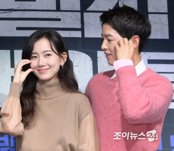 배우 신현빈-송중기가 17일 오후 서울 여의도동 페어몬트 엠버서더호텔에서 열린 JTBC 새 금토일 드라마 '재벌집 막내아들' 제작발표회에 참석해 포토타임을 갖고 있다. [사진=정소희 기자]