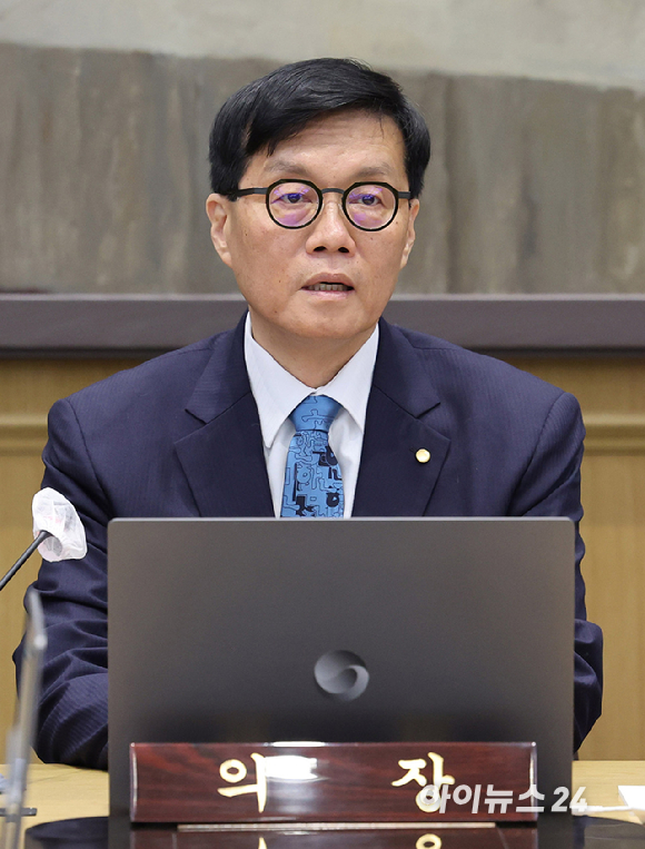 이창용 한국은행 총재가 17일 서울 중구 한국은행에서 열린 금융통화위원회 통화정책방향 회의를 주재하고 있다. [사진=사진공동취재단]