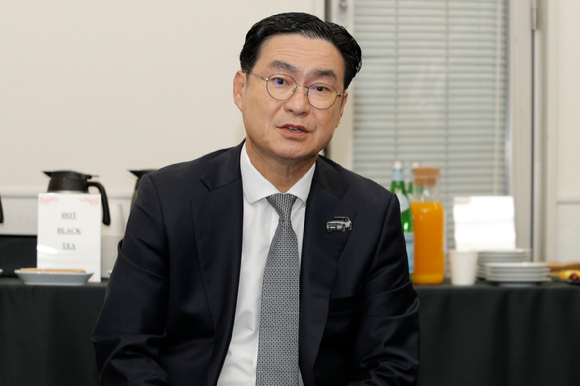 정유석 현대차 국내사업본부 부사장이 지난달 29일 일본 도쿄 빅사이트 '재팬모빌리티쇼 전시장' 내에 마련된 현대차 회의실에서 기자들의 질문에 답하고 있다. [사진=한국자동차기자협회]