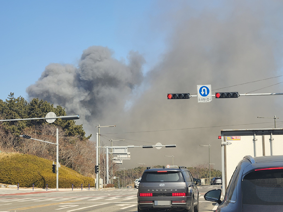 14일 부산 기장군 반얀트리 호텔 신축공사장에서 불이 나 연기가 퍼지고 있다. [사진=연합뉴스]