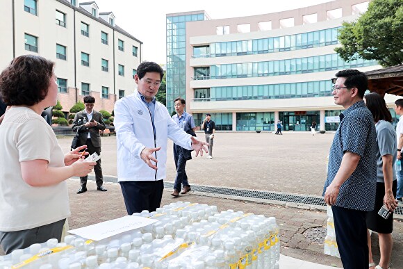 이상일 용인시장이 8일 잼버리 대원들에게 지급할 생수 등 물품지원 현황을 살피고 있다. [사진=용인시]