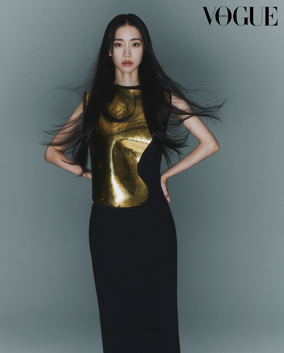 배우 신현빈의 화보가 공개됐다. [사진=보그코리아]