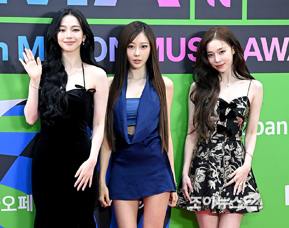 그룹 에스파가 20일 서울 구로구 고척돔에서 열린 '2025 멜론뮤직어워드(MMA2025)' 레드카펫에서 포즈를 취하고 있다.