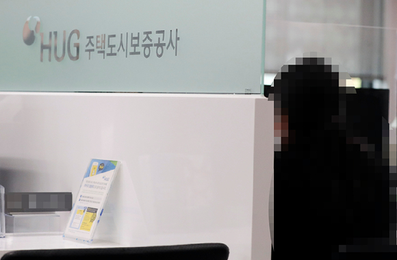 서울 HUG 한 지사 전세보증 창구에서 민원인이 상담을 받고 있다.  [사진=뉴시스]