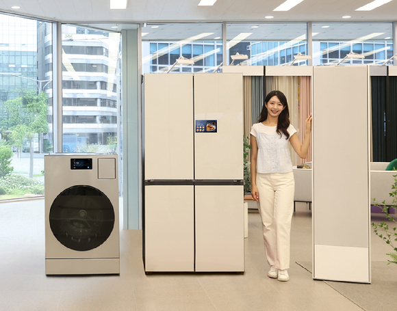 삼성전자 'AI 가전 3대장' 에어컨∙냉장고∙세탁기를 소개하는 모습 [사진=삼성전자]