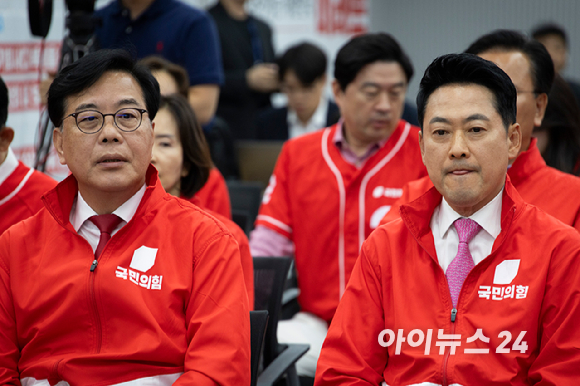 장동혁 국민의힘 상임선거대책위원장이 3일 여의도 당사에 마련된 국민의힘 개표 상황실에서 제9회 전국동시지방선거 및 6.3 국회의원 재보궐선거 방송사 출구조사 결과를 보고 있다. 2026.06.03 [사진=국회사진취재단]