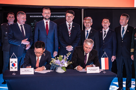 손재일 한화에어로스페이스 대표(앞줄 왼쪽)와 피오트르 보이첵 WB그룹 회장(앞줄 오른쪽)이 2일(현지시간) 폴란드 키엘체 국제 방위산업 전시회(MSPO 2025)에서 열린 천무 유도탄 생산을 위한 현지 합작법인 계약식에서 서명하고 있다. [사진=한화에어로스페이스]