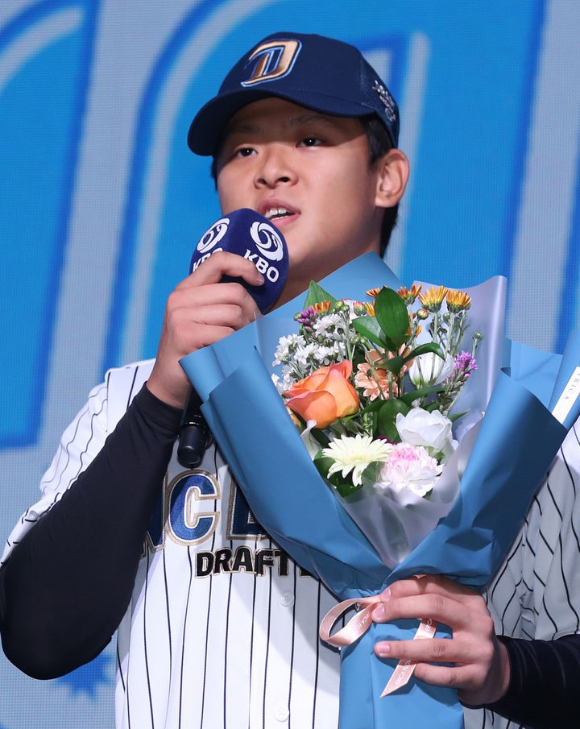 지난 14일 오후 서울시 중구 소공동에 있는 웨스틴조선호텔 그랜드볼룸에서 열린 2024 KBO 신인 드래프트에서 NC 다이노스에 1라운드 지명된 김휘건이 소감을 밝히고 있다. [사진=뉴시스]