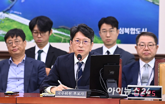홍지선 국토교통부 장관 후보자가 16일 서울 여의도 국회에서 열린 국토교통위원회 인사청문회에서 질의에 답변하고 있다. [사진=곽영래 기자]
