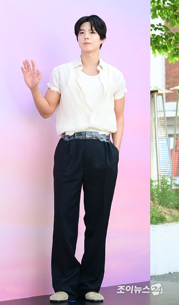 배우 박보검이 23일 오전 서울 성동구 쎈느 성수에서 열린 다이슨 슈퍼소닉 트래블 라운지 팝업 스토어 행사에 참석하고 있다.