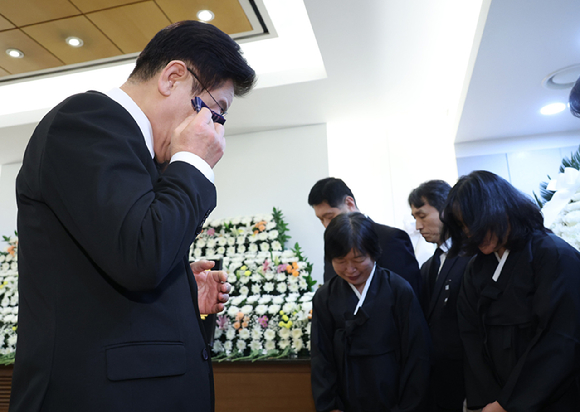 이재명 대통령이 27일 서울 종로구 서울대병원 장례식장에 마련된 고 이해찬 전 국무총리 빈소에서 유가족을 위로한 뒤 눈물을 닦고 있다. 2026.1.27 [사진=연합뉴스]