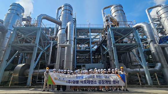 27일 경북 구미 해평중학교 학생들이 영풍 석포제련소 무방류시스템 설비 앞에서 기념사진을 찍고 있다. [사진=영풍]