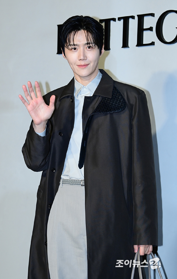 배우 김선호가 28일 오후 서울 성동구 성수동 에스팩토리D동에서 열린 보테가 베네타 2026 여름 프라이빗 뷰 포토콜 행사에 참석하고 있다. [사진=정소희 기자]