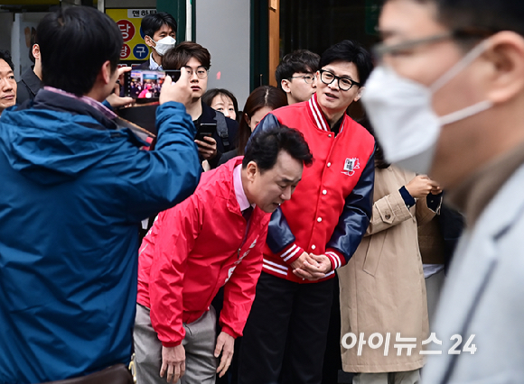 한동훈 국민의힘 비상대책위원장과 박용찬 영등포을 후보가 25일 오전 서울 영등포구 여의도역에서 출근길 인사를 하고 있다. [사진=곽영래 기자]