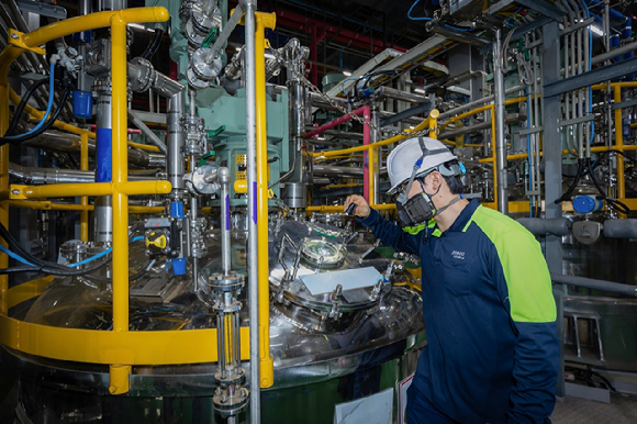 광양 전구체 공장에서 직원이 제조 공정을 확인하고 있다. [사진=아이뉴스24DB]