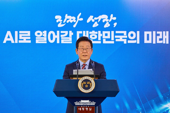 이재명 대통령이 지난해 9월 서울 중구 서울스퀘어에서 열린 국가인공지능(AI) 전략위원회 출범식에서 발언하고 있다. [사진=대통령실]
