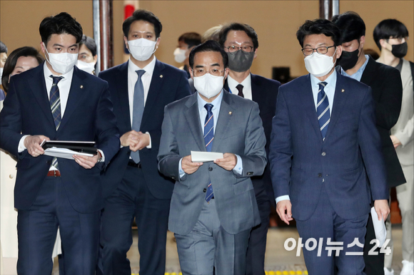 박홍근 더불어민주당 원내대표가 22일 오후 서울 여의도 국회에서 '검수완박' 법안과 관련해 비공개로 열린 더불어민주당 의원총회를 마친 후 나와 취재진의 질문에 답변하고 있다. [사진=김성진 기자]