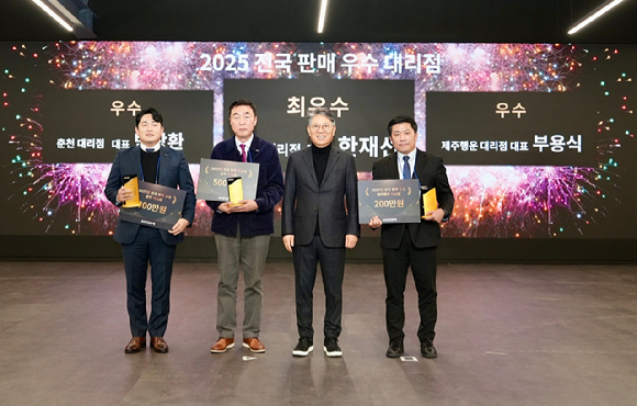 (왼쪽 세 번째) 곽재선 회장이 지난 14일 평택 본사 디자인센터에서 열린 판매대리점대회에서 판매 우수 대리점 수상자들과 기념촬영하고 있다. [사진=KG모빌리티]