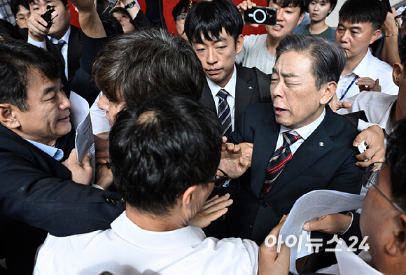 김형석 독립기념관장이 8일 서울 여의도 국회 소통관 기자회견에 참석하다 시민단체들의 항의를 받고 있다. [사진=곽영래 기자]