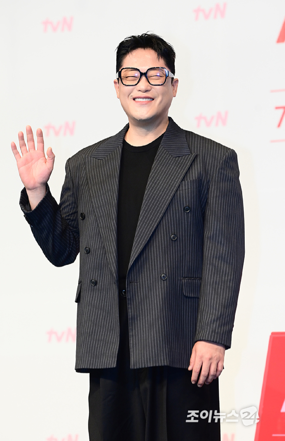 (왼쪽부터) 강유석-문가영-박승우 감독-이종석-류혜영-임성재가 1일 오후 서울 영등포구 더링크서울 트리뷰트포트폴리오 호텔에서 열린 tvN 새 토일드라마 '서초동' 제작발표회에 참석하고 있다. [사진=정소희 기자]