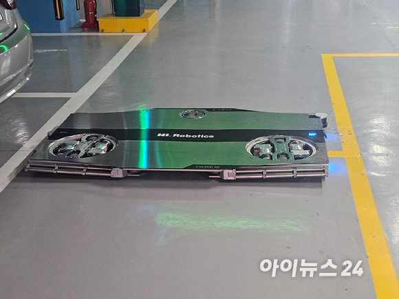주차로봇 '파키'가 차량을 들어올려 지정된 주차 공간으로 옮기고 있다. [사진=설재윤 기자]