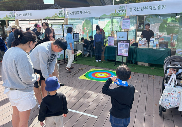 ‘2025년 대한민국 산림박람회’에서 관람객들이 자연물을 활용한 숲놀이 ‘숲속 골프’ 프로그램에 참여하고 있다. [사진=한국산림복지진흥원 ]