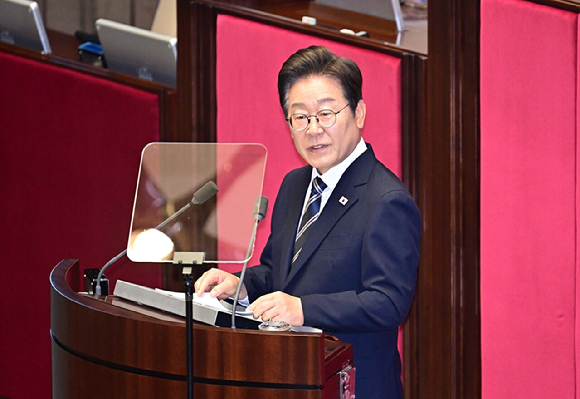 이재명 대통령이 26일 오전 서울 여의도 국회에서 열린 제426회국회(임시회) 제2차 본회의에서 2025년도 제2회 추가경정예산안에 대한 정부의 시정연설을 하고 있다. [사진=국회사진기자단]