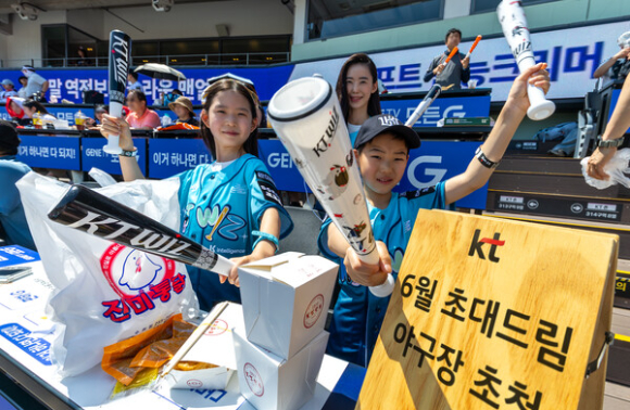 사진은 SKT 모델들이 &lsquo;T 장기고객 숲캉스 데이&rsquo; 이벤트 페이지를 살펴보는 모습. [사진=SKT]