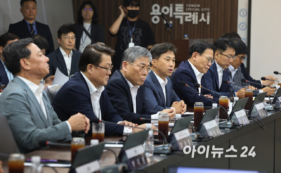 곽노정 SK하이닉스 대표이사가 11일 오후 경기 용인 일반산단 및 국가산단에서 열린 더불어민주당 3대 메가프로젝트 지원 특별위원회 현장 간담회에서 인사말을 하고 있다. [사진=국회사진기자단 ]