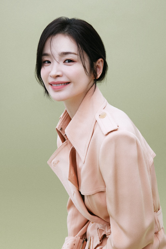 배우 전미도가 프로필 촬영에서 포즈를 취하고 있다. [사진=미디어랩시소]