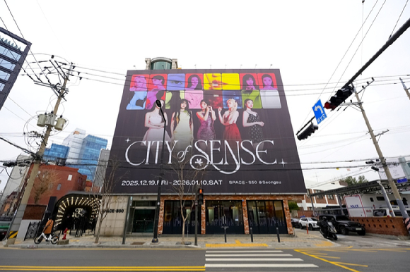 아이들 미디어 전시회 'i-dle MEDIA EXHIBITION : CITY of SENSE' 내부. [사진=큐브엔터테인먼트]