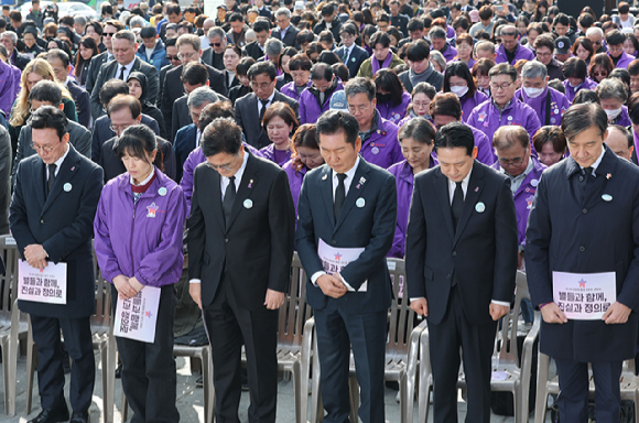 더불어민주당 정청래 대표(왼쪽), 국민의힘 장동혁 대표가 29일 서울 광화문광장에서 열린 10.29 이태원 참사 3주기 기억식에서 묵념을 하고 있다. [사진=연합뉴스]