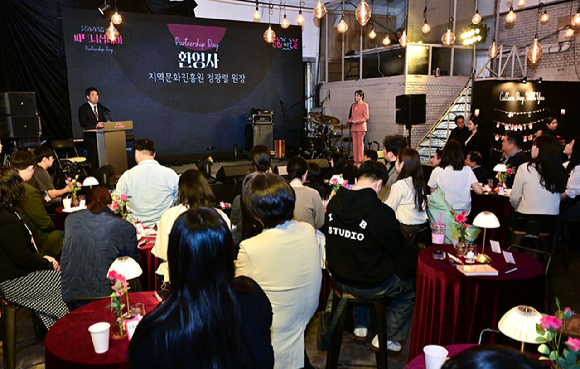 31일 오후 서울 성동구 SPACE S1에서 진행된 '2025 문화가 있는 날 파트너십데이'에 참여 문화시설과 기업 관계자들이 기념 촬영을 하고 있다. [사진=지역문화진흥원]