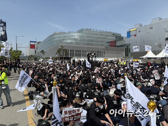 23일 경기 평택 삼성로에서 열린 총궐기 집회에 삼성전자 직원들이 참석해 있다. [사진=권서아 기자]