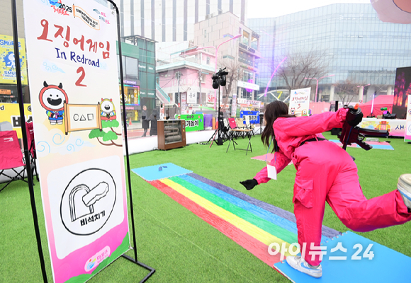 26일 오후 서울 마포구 홍대 레드로드 R1존 에어돔에서 '홍대 에어돔 K-유니버스 페스티벌'이 진행된 가운데 참가자가 오징어게임 체험을 하고 있다. [사진=정소희 기자]