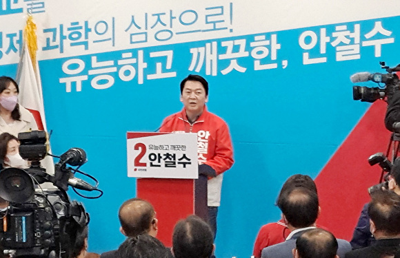 경기분당갑 보궐선거에 도전하는 국민의힘 안철수 후보가 15일 선거사무소 개소식에서 연설하고 있다.