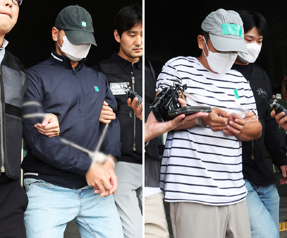 KT 무단 소액결제 사건 피의자 A씨(왼쪽)와 B씨가 9월 25일 경기도 수원시 영통구 수원영통경찰서 유치장에서 검찰로 송치되고 있다. [사진=연합뉴스]