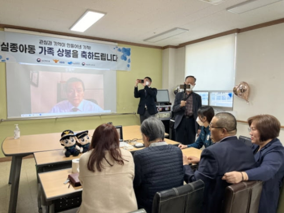 다섯 살 때 미국으로 입양된 박동수 씨(화면 속)가 18일 화상으로 40년 만에 어머니(가운데)와 상봉한 모습. [사진=경찰청]